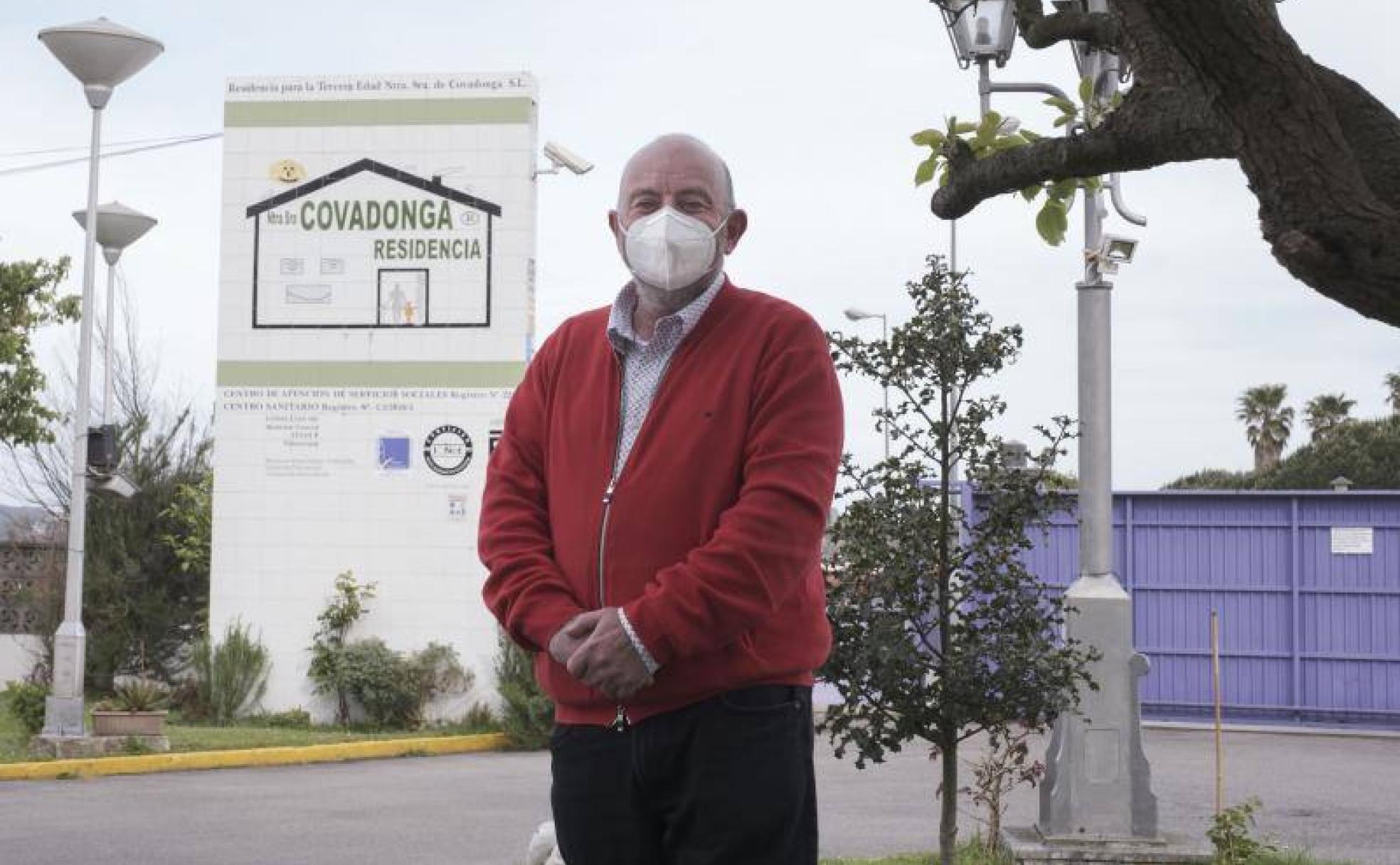 Óscar Fresno Riva, dueño y director, a la puerta de la residencia.