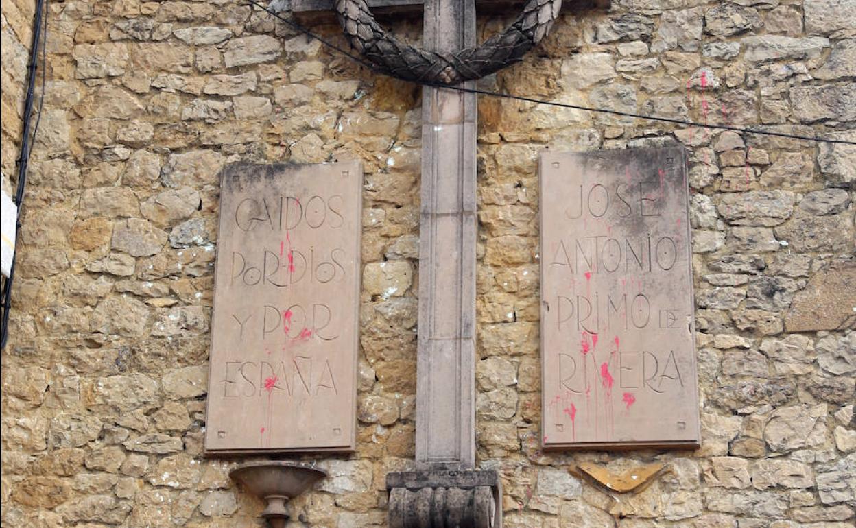 Placas falangistas en una iglesia que el Ayuntamiento de Nava retiró con sus propios medios en 2014.