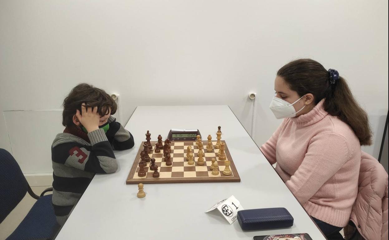 El joven Roque Ordiz frente a Paula Martínez, campeona del torneo.