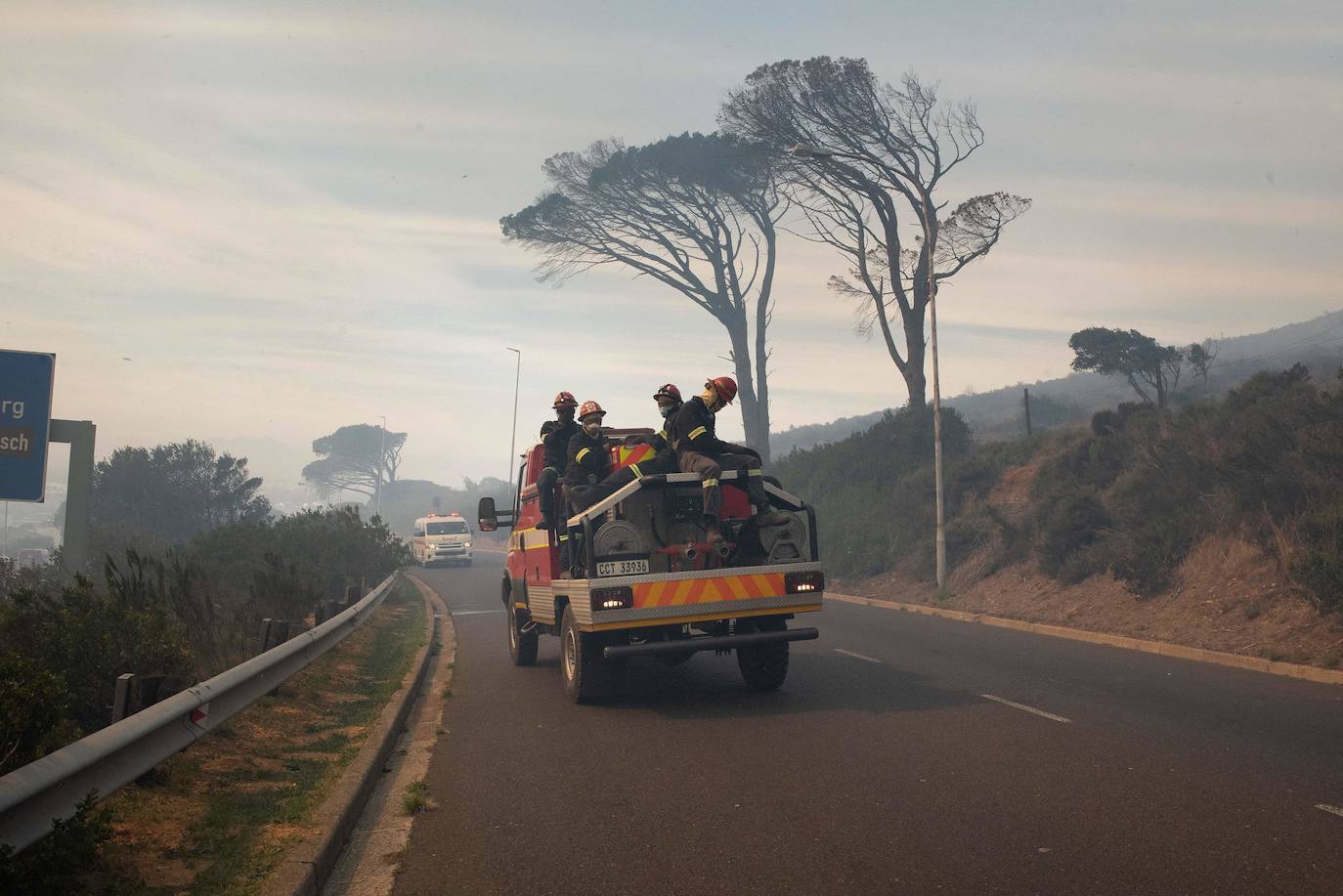 El incendio, que se originó en el Parque Nacional de Table Mountain, arrasó varios inmuebles de la Universidad, entre los que se encontraba la Biblioteca Jagger, con más de 200 años de historia. Los estudiantes y el personal universitario fueron evacuados y llevados a «lugares predeterminados». Hasta cuatro helicópteros y más de 120 bomberos se desplegaron en la montaña para intentar sofocar las llamas, informó el gestor de incendios del Parque Nacional