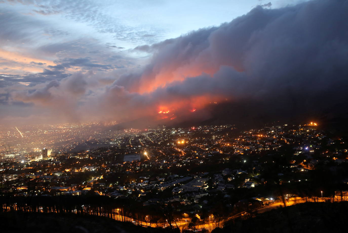 El incendio, que se originó en el Parque Nacional de Table Mountain, arrasó varios inmuebles de la Universidad, entre los que se encontraba la Biblioteca Jagger, con más de 200 años de historia. Los estudiantes y el personal universitario fueron evacuados y llevados a «lugares predeterminados». Hasta cuatro helicópteros y más de 120 bomberos se desplegaron en la montaña para intentar sofocar las llamas, informó el gestor de incendios del Parque Nacional
