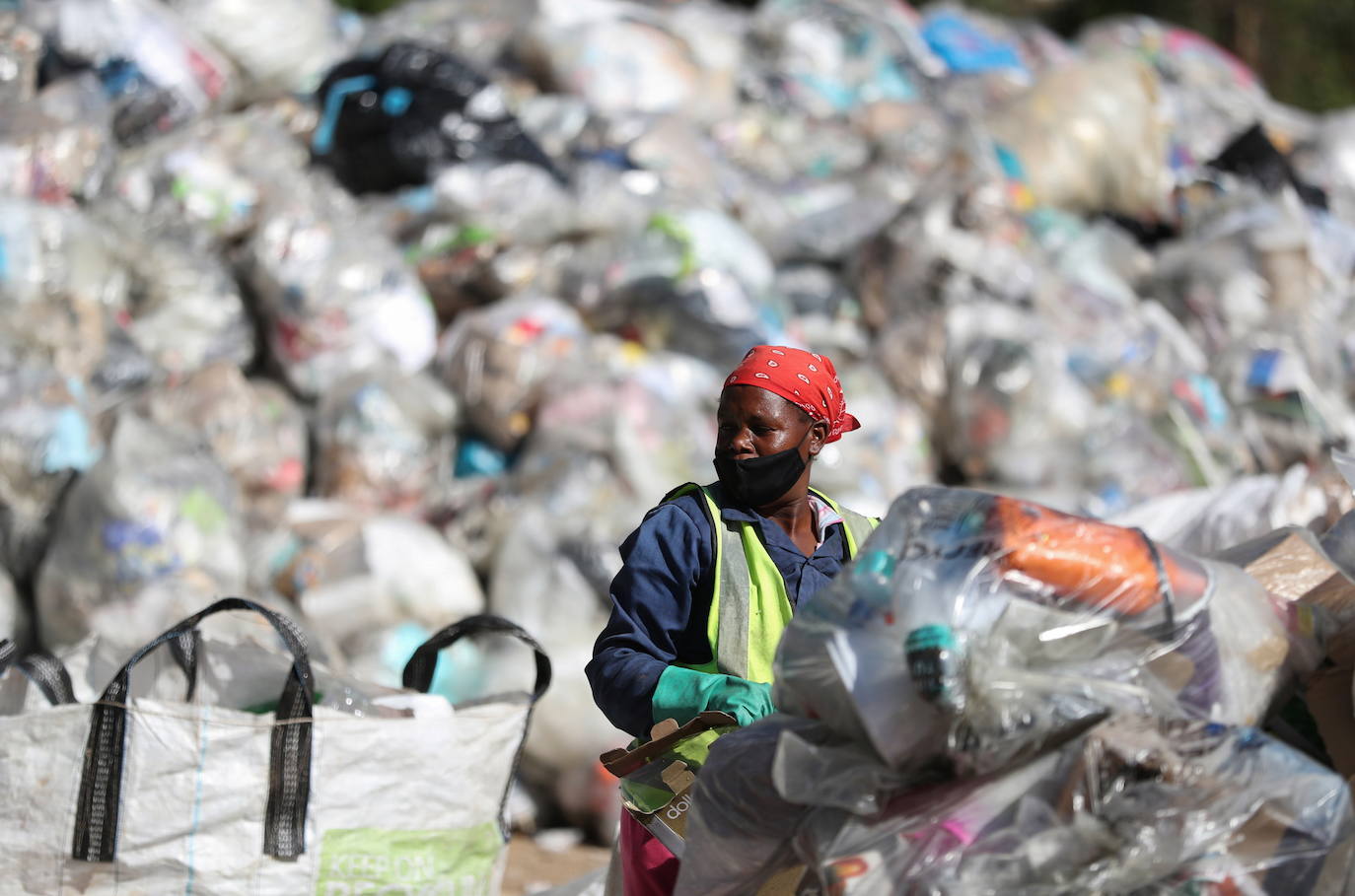 El Día de la Tierra se celebra a nivel internacional el 22 de abril. Su promotor, el senador estadounidense Gaylord Nelson, instauró esta jornada para crear una conciencia común a los problemas de la sobrepoblación, la producción de contaminación, la conservación de la biodiversidad y otras preocupaciones ambientales para proteger el planeta. En las imágenes, una muestra de distintos fenómenos meteorológicos por todo el mundo que nos alertan de la necesidad de cuidar el planeta que habitamos.