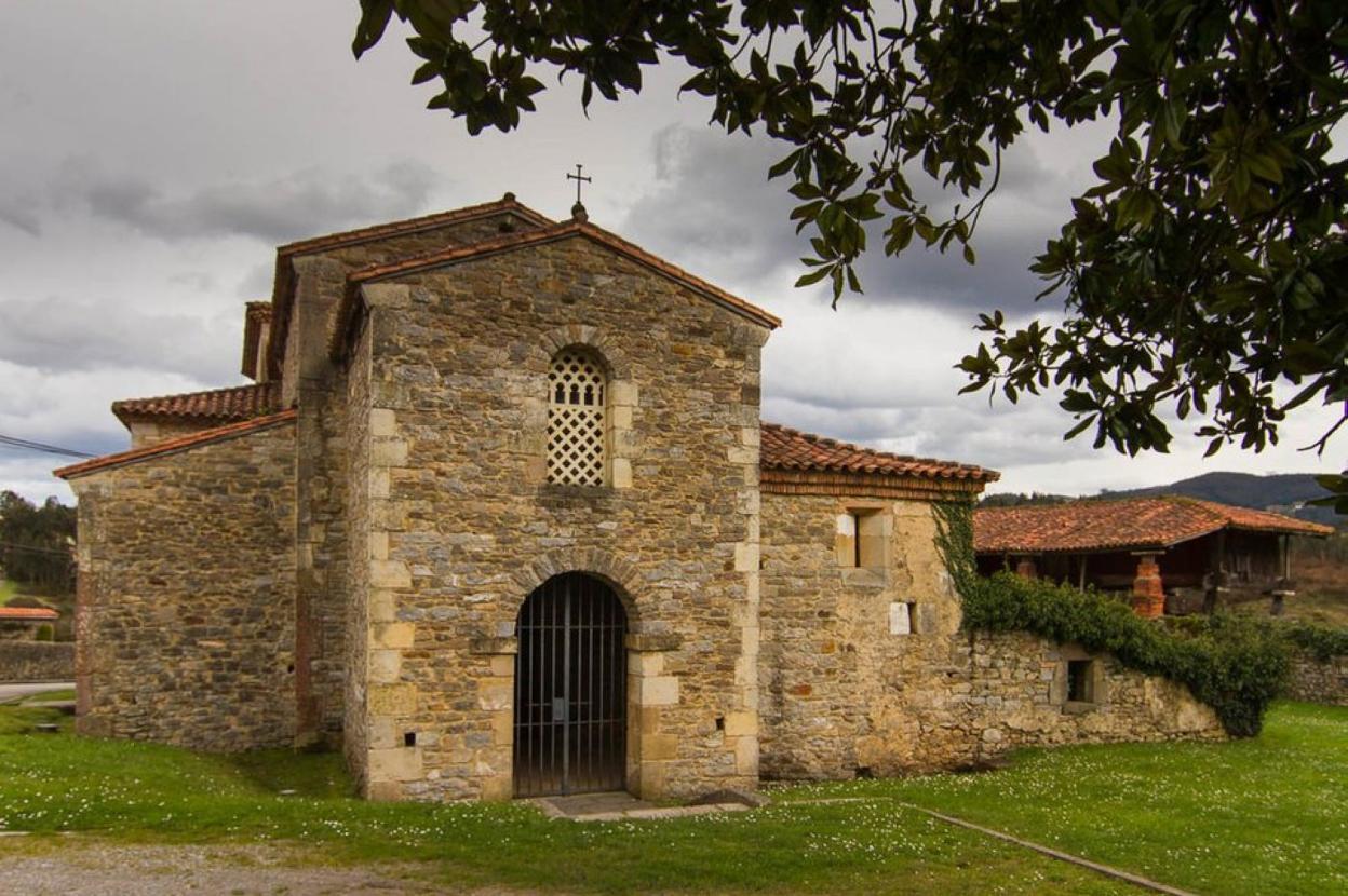 La iglesia de San Juan Apóstol de Santianes, situada junto al museo prerrománico. 