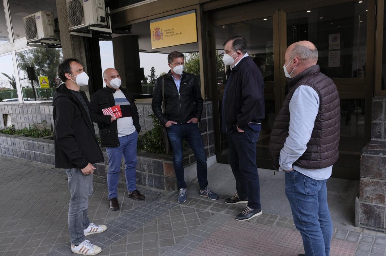 Miembros del comité de empresa, ayer, a la puerta de las oficinas de la Dirección General de Trabajo, en Madrid. 