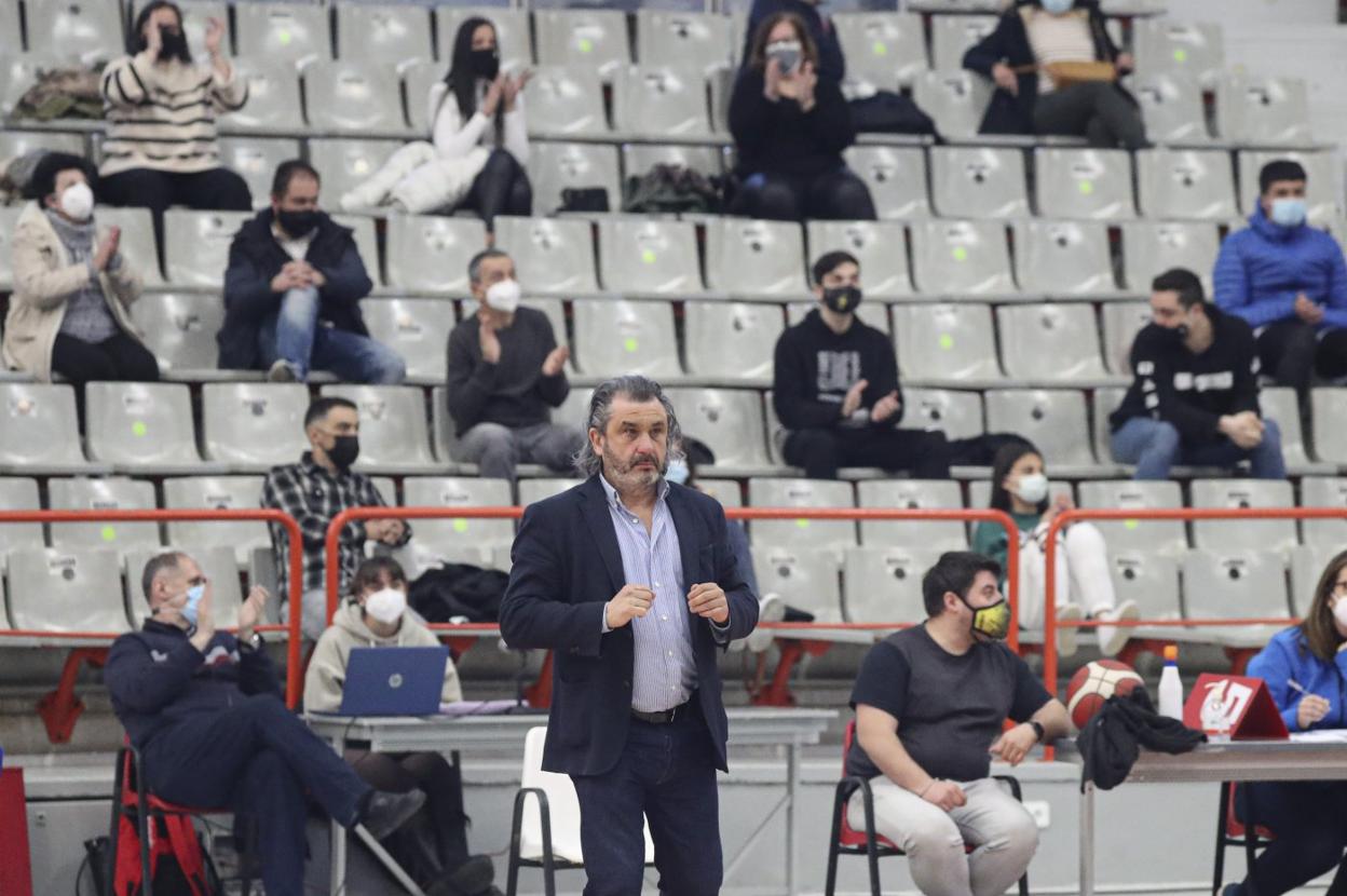 Nacho Galán, durante el encuentro de su equipo con el Melilla. 