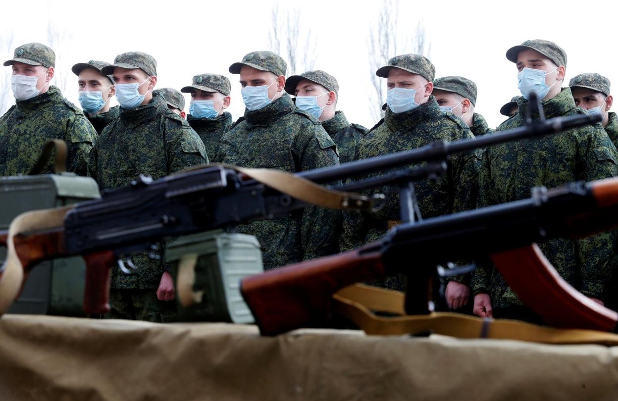 Nuevos reclutas de la separatista República Popular de Donetsk, durante un entrenamiento el viernes pasado. 