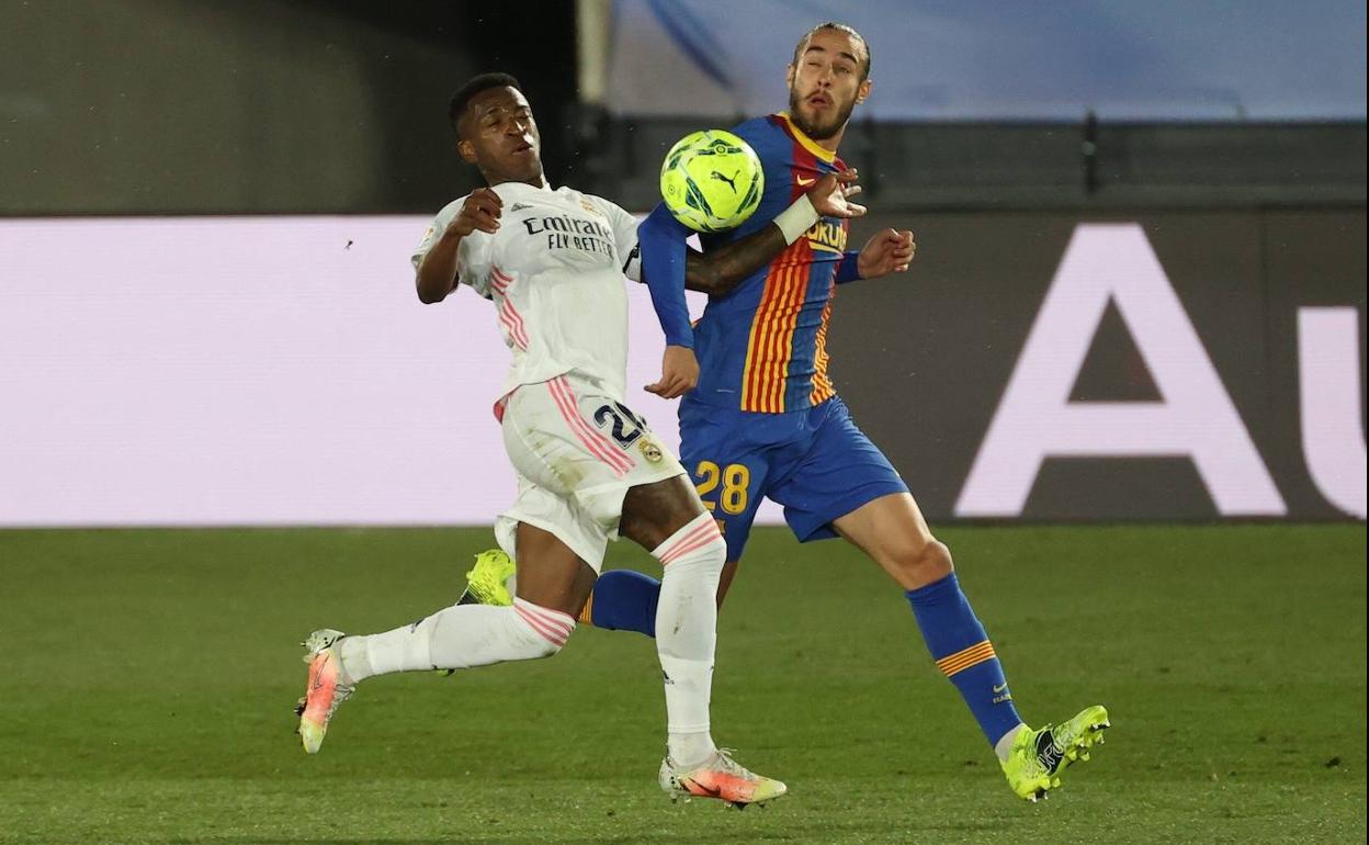 Jugada en un partido de Liga entre el Real Madrid y el F. C. Barcelona.