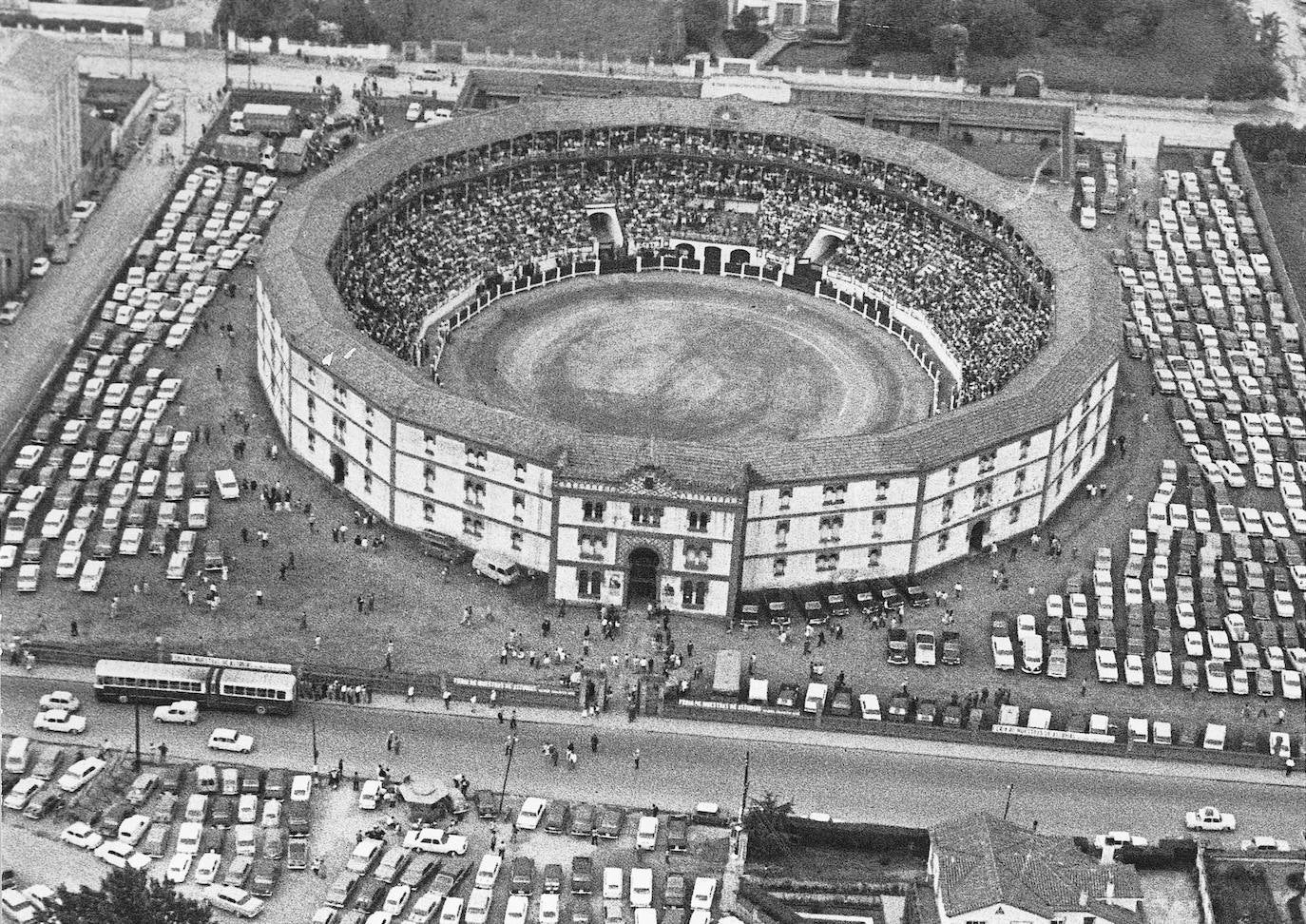 El Bibio se quedó en 2020 por primera vez sin festejos taurinos desde 1941. Fue la única falta en siete décadas. Inaugurada en 1888, la plaza de toros gijonesa ha vivido muy pocos años de sequía a lo largo de su historia. Por diferentes circunstancias, incluido el paréntesis de la Guerra Civil, no hubo corridas en 1915, 1936, 1937, 1938, 1939 y 1940. Para 2021, el Ayuntamiento ya ha mostrado su «total colaboración» para retomar la Feria de Nuestra Señora de Begoña, aunque sea en un formato más reducido. 1979.