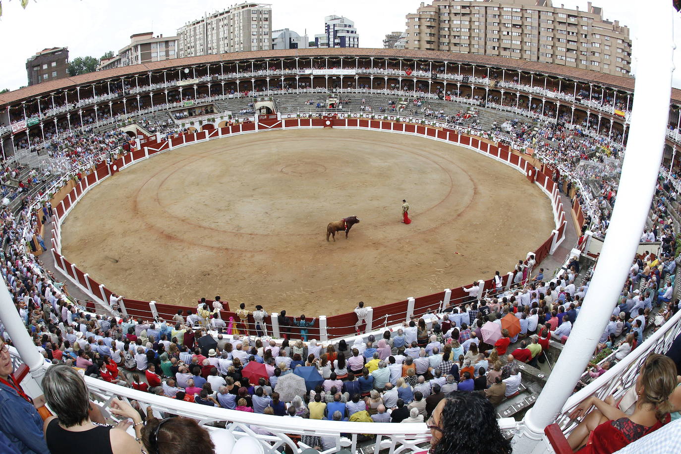 El Bibio se quedó en 2020 por primera vez sin festejos taurinos desde 1941. Fue la única falta en siete décadas. Inaugurada en 1888, la plaza de toros gijonesa ha vivido muy pocos años de sequía a lo largo de su historia. Por diferentes circunstancias, incluido el paréntesis de la Guerra Civil, no hubo corridas en 1915, 1936, 1937, 1938, 1939 y 1940. Para 2021, el Ayuntamiento ya ha mostrado su «total colaboración» para retomar la Feria de Nuestra Señora de Begoña, aunque sea en un formato más reducido. 2012.
