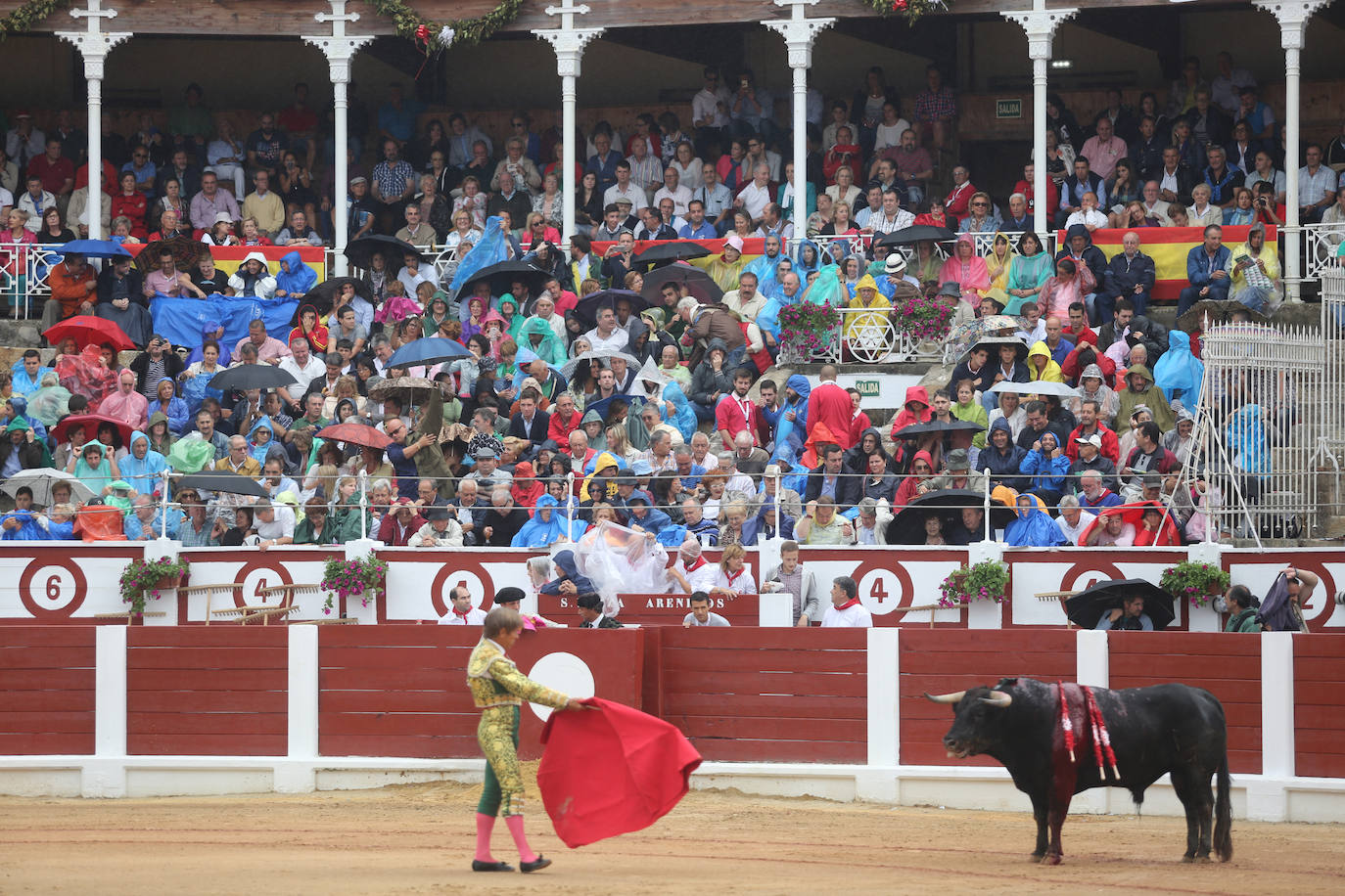 El Bibio se quedó en 2020 por primera vez sin festejos taurinos desde 1941. Fue la única falta en siete décadas. Inaugurada en 1888, la plaza de toros gijonesa ha vivido muy pocos años de sequía a lo largo de su historia. Por diferentes circunstancias, incluido el paréntesis de la Guerra Civil, no hubo corridas en 1915, 1936, 1937, 1938, 1939 y 1940. Para 2021, el Ayuntamiento ya ha mostrado su «total colaboración» para retomar la Feria de Nuestra Señora de Begoña, aunque sea en un formato más reducido. 2015.