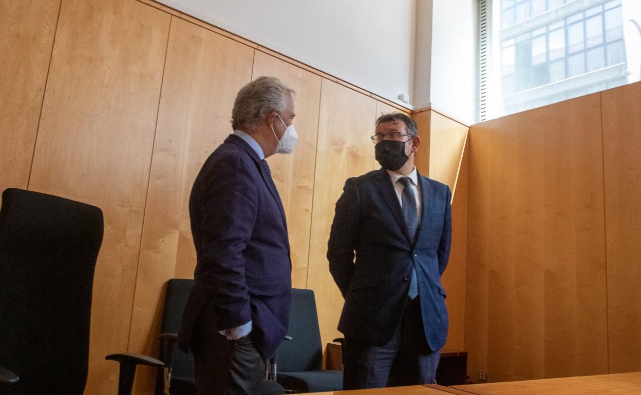 El presidente del TSJA, Jesús María Chamorro, y el decano de Avilés, Joaquín Colubi Mier. 