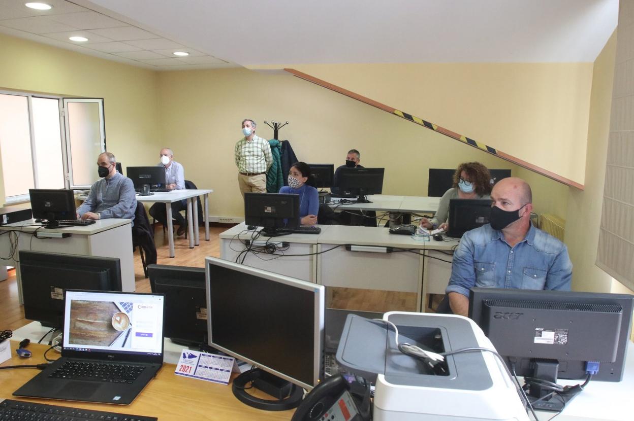 Los primeros siete alumnos del curso 45+, en la Cámara. 