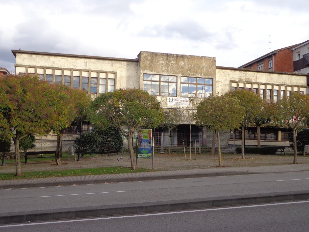 Vista frontal del Hogar de Ceares, situado frente a la carretera de acceso a la ronda desde Ramón y Cajal. 