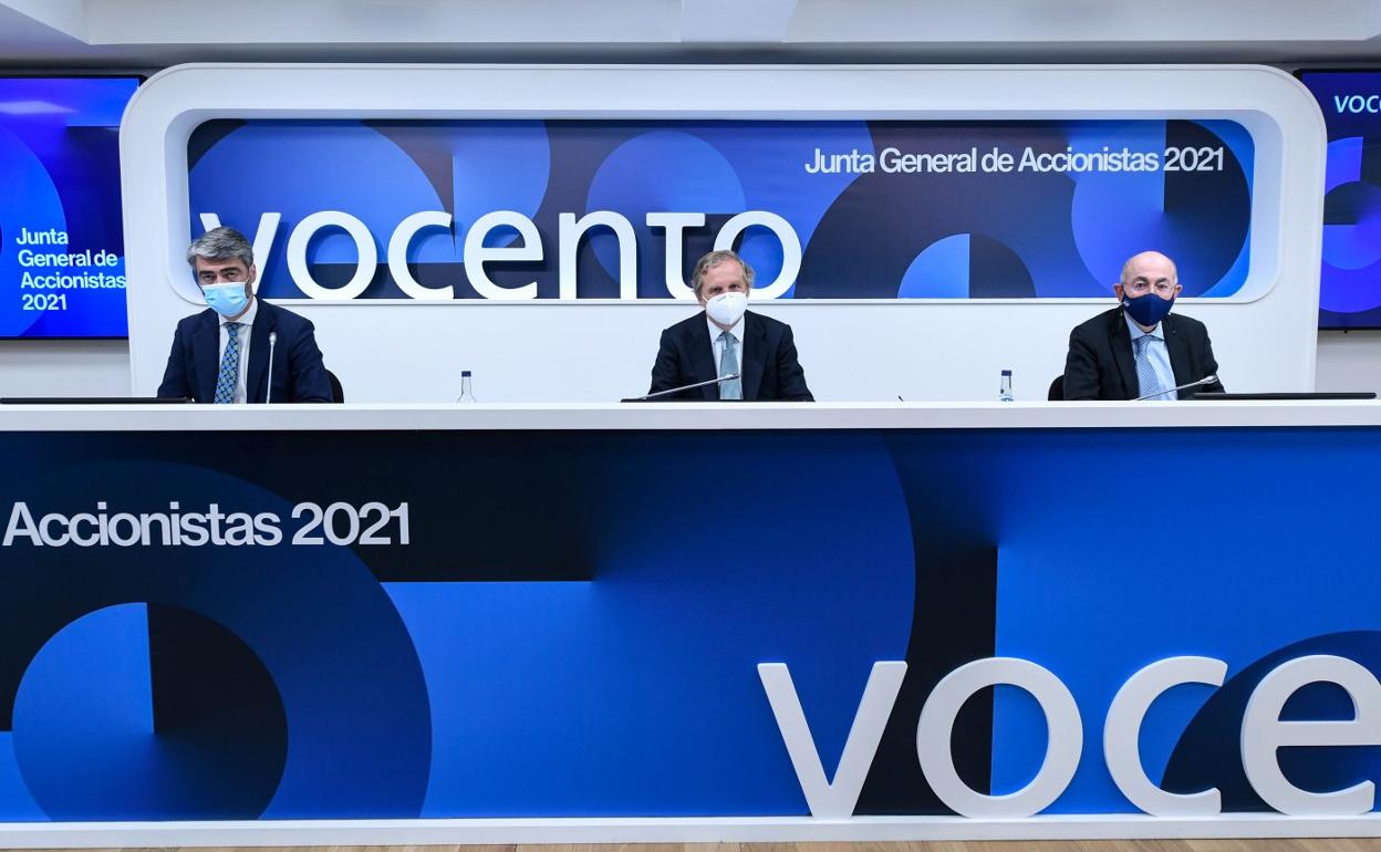 De izquierda a derecha, el consejero delegado del grupo, Luis Enríquez; el presidente de Vocento, Ignacio Ybarra; y el secretario del consejo, Carlos Pazos. 