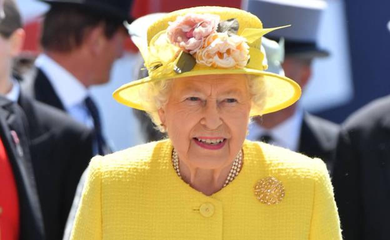 La reina Isabel II, con uno de sus coloridos atuendos tan característicos