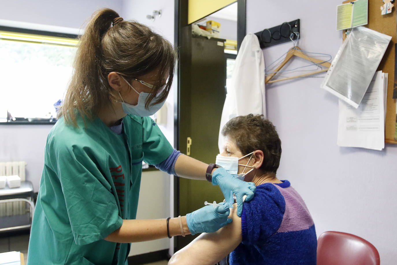 Asturias comenzó este jueves a administrar las primeras 3.150 dosis de Janssen recepcionadas el miércoles. Y lo ha hecho en las áreas sanitarias IV y V, con cabeceras en Oviedo y Gijón respectivamente.