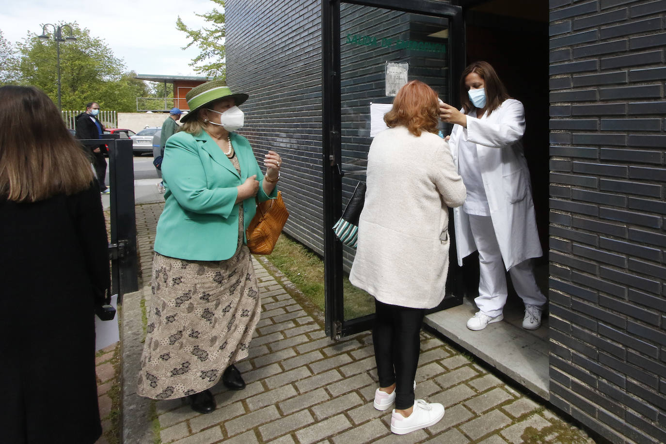 Asturias comenzó este jueves a administrar las primeras 3.150 dosis de Janssen recepcionadas el miércoles. Y lo ha hecho en las áreas sanitarias IV y V, con cabeceras en Oviedo y Gijón respectivamente.