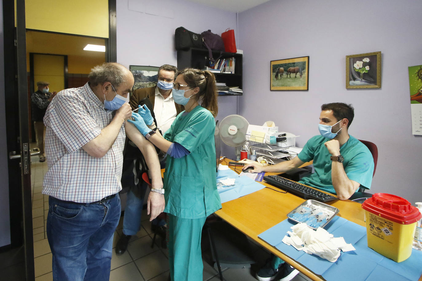 Asturias comenzó este jueves a administrar las primeras 3.150 dosis de Janssen recepcionadas el miércoles. Y lo ha hecho en las áreas sanitarias IV y V, con cabeceras en Oviedo y Gijón respectivamente.