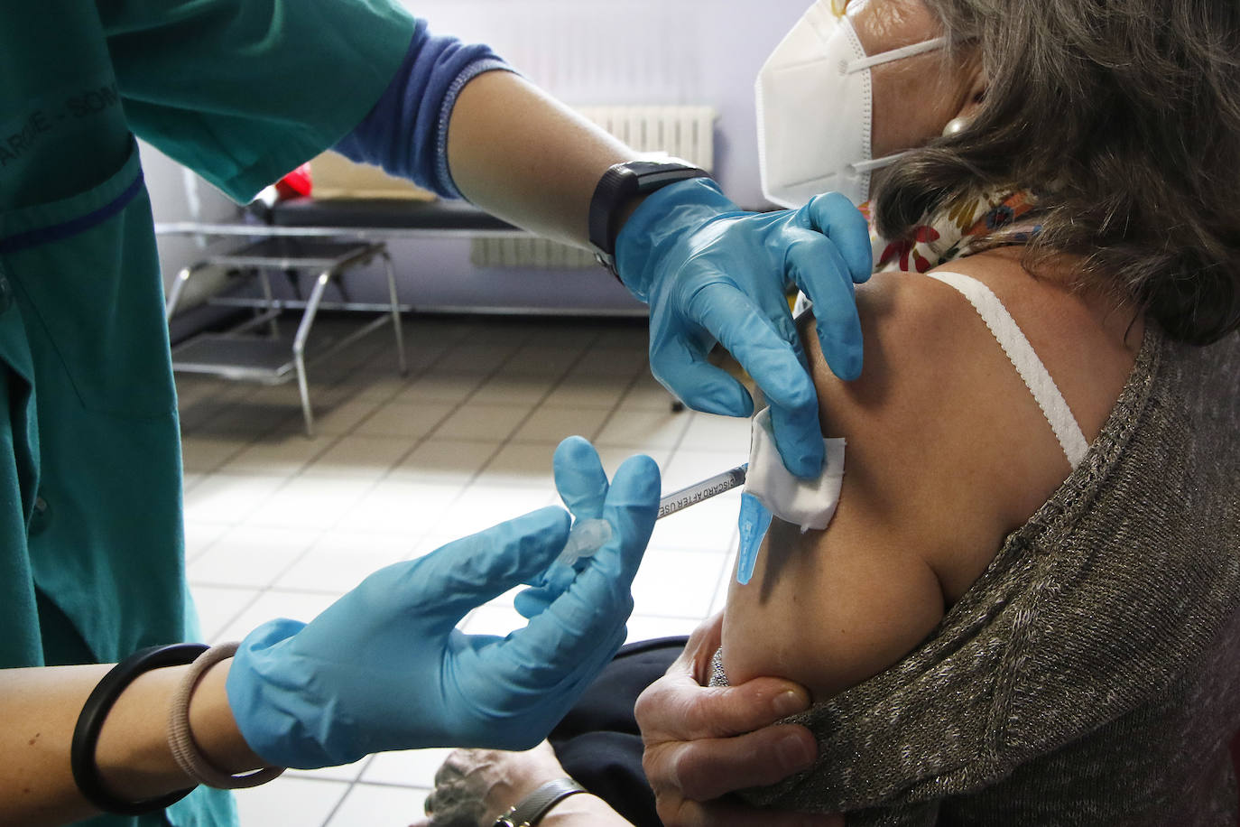 Asturias comenzó este jueves a administrar las primeras 3.150 dosis de Janssen recepcionadas el miércoles. Y lo ha hecho en las áreas sanitarias IV y V, con cabeceras en Oviedo y Gijón respectivamente.