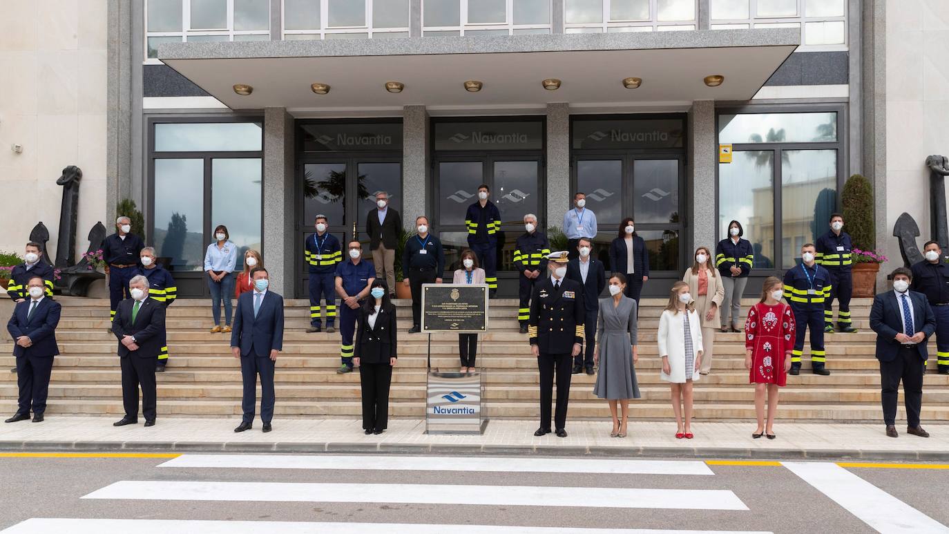 Los Reyes han presidido este jueves el inicio de la puesta a flote del nuevo submarino de la Armada española, el S-81 Isaac Peral, en los astilleros de Navantia en Cartagena. La Princesa Leonor, madrina del bautizo del sumergible, y la infanta Sofía han acompañado a los Reyes. Se trata del primer acto con un marcado carácter militar de la Princesa de Asturias. 