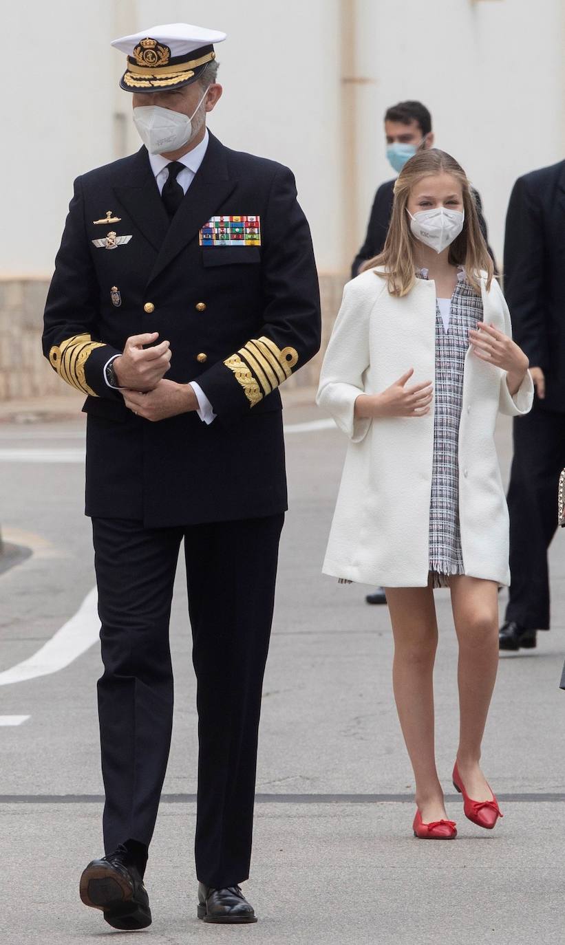 Los Reyes han presidido este jueves el inicio de la puesta a flote del nuevo submarino de la Armada española, el S-81 Isaac Peral, en los astilleros de Navantia en Cartagena. La Princesa Leonor, madrina del bautizo del sumergible, y la infanta Sofía han acompañado a los Reyes. Se trata del primer acto con un marcado carácter militar de la Princesa de Asturias. 