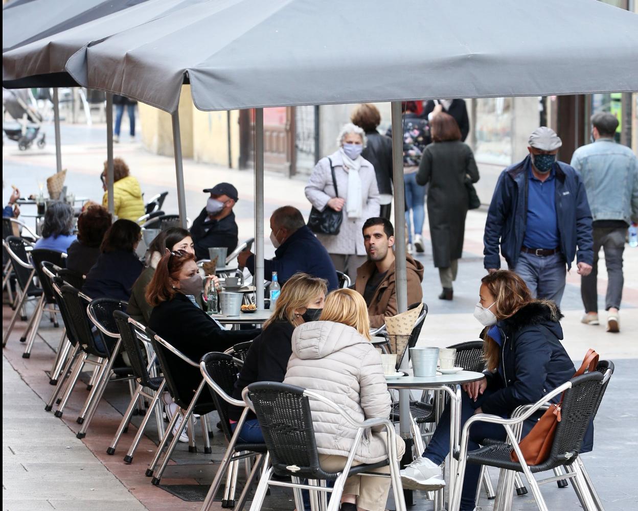 Varias personas disfrutan de una terraza hostelera en Oviedo. 