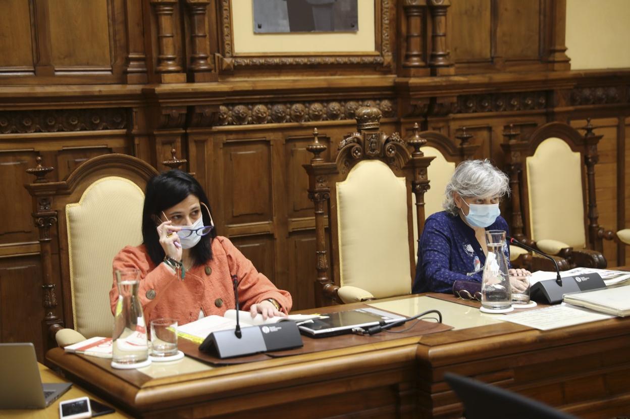 La secretaria municipal Inmaculada Fernández y la alcaldesa, Ana González, durante la sesión plenaria, que fue telemática. 