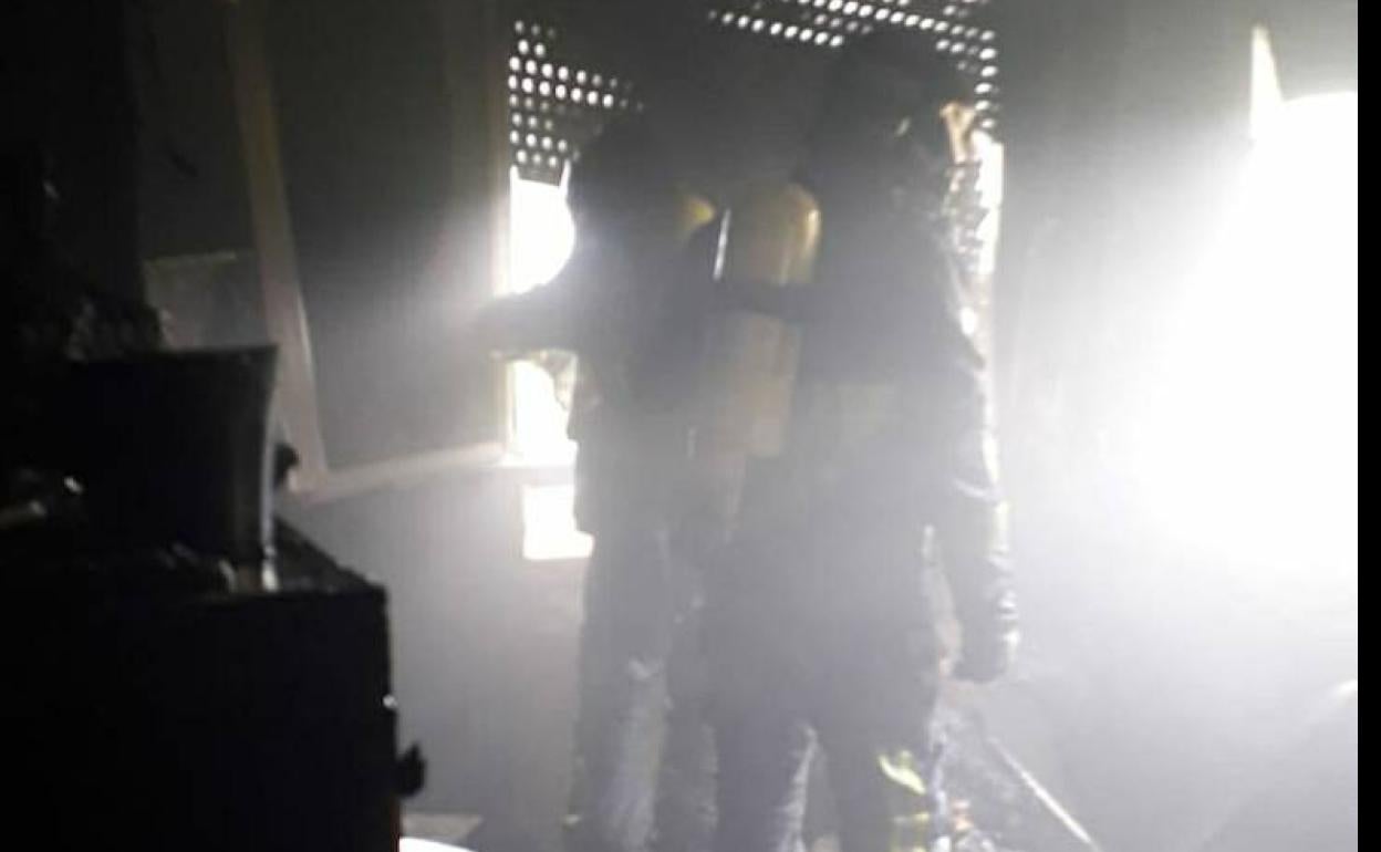 Los bomberos en el interior de la vivienda. 