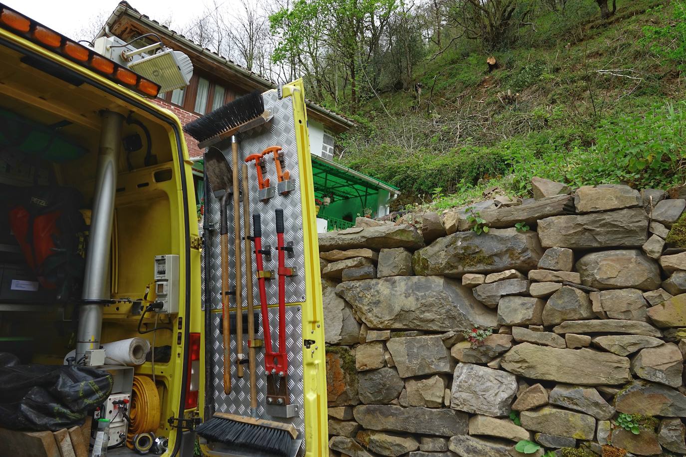 Un hombre de 55 años falleció este viernes en la localidad pongueta de Viboli cuando uno de los troncos con los que trabajaba cayó sobre él, golpeándole en la cabeza.
