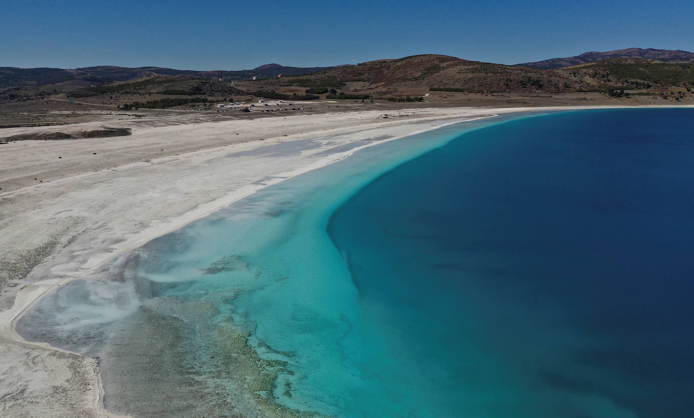 Un lago de unos 40 kilómetros cuadrados en el suroeste de Turquía ha atraído la atención de los científicos por las similitudes que ven con el cráter Jezero de Marte, donde aterrizó el explorador Perseverance de la NASA. Los investigadores creen que el lago Salda, en la provincia de Burdur, comparte características minerales y geológicas similares al cráter Jezero