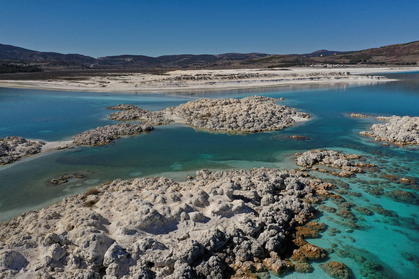 Un lago de unos 40 kilómetros cuadrados en el suroeste de Turquía ha atraído la atención de los científicos por las similitudes que ven con el cráter Jezero de Marte, donde aterrizó el explorador Perseverance de la NASA. Los investigadores creen que el lago Salda, en la provincia de Burdur, comparte características minerales y geológicas similares al cráter Jezero