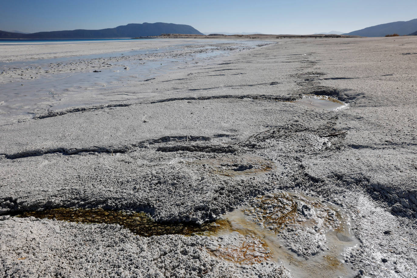 Un lago de unos 40 kilómetros cuadrados en el suroeste de Turquía ha atraído la atención de los científicos por las similitudes que ven con el cráter Jezero de Marte, donde aterrizó el explorador Perseverance de la NASA. Los investigadores creen que el lago Salda, en la provincia de Burdur, comparte características minerales y geológicas similares al cráter Jezero