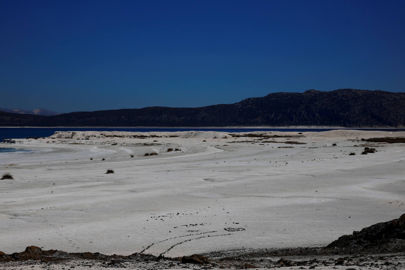 Un lago de unos 40 kilómetros cuadrados en el suroeste de Turquía ha atraído la atención de los científicos por las similitudes que ven con el cráter Jezero de Marte, donde aterrizó el explorador Perseverance de la NASA. Los investigadores creen que el lago Salda, en la provincia de Burdur, comparte características minerales y geológicas similares al cráter Jezero