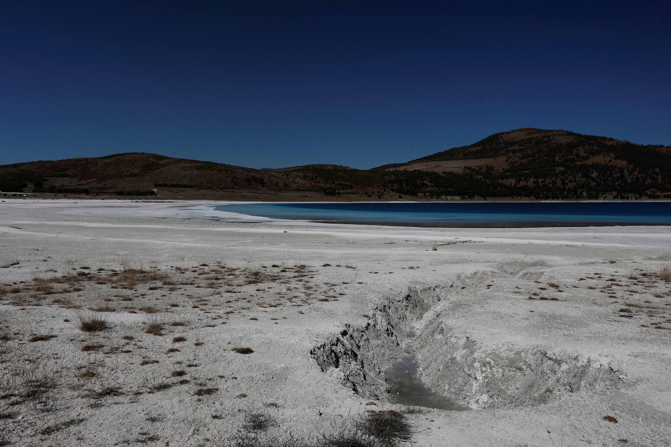 Un lago de unos 40 kilómetros cuadrados en el suroeste de Turquía ha atraído la atención de los científicos por las similitudes que ven con el cráter Jezero de Marte, donde aterrizó el explorador Perseverance de la NASA. Los investigadores creen que el lago Salda, en la provincia de Burdur, comparte características minerales y geológicas similares al cráter Jezero