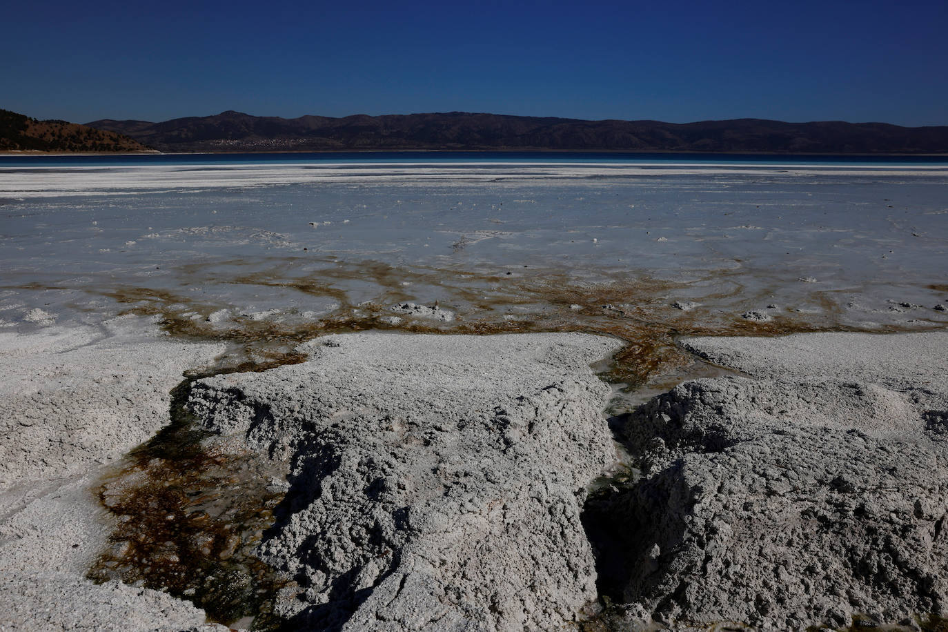 Un lago de unos 40 kilómetros cuadrados en el suroeste de Turquía ha atraído la atención de los científicos por las similitudes que ven con el cráter Jezero de Marte, donde aterrizó el explorador Perseverance de la NASA. Los investigadores creen que el lago Salda, en la provincia de Burdur, comparte características minerales y geológicas similares al cráter Jezero