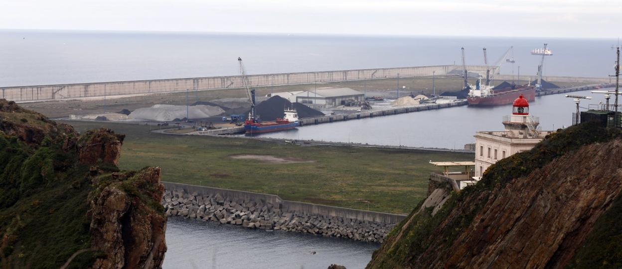 Acopios de carbón, cenizas y arcilla en el muelle Norte de El Musel. Al fondo, el buque intervenido. 