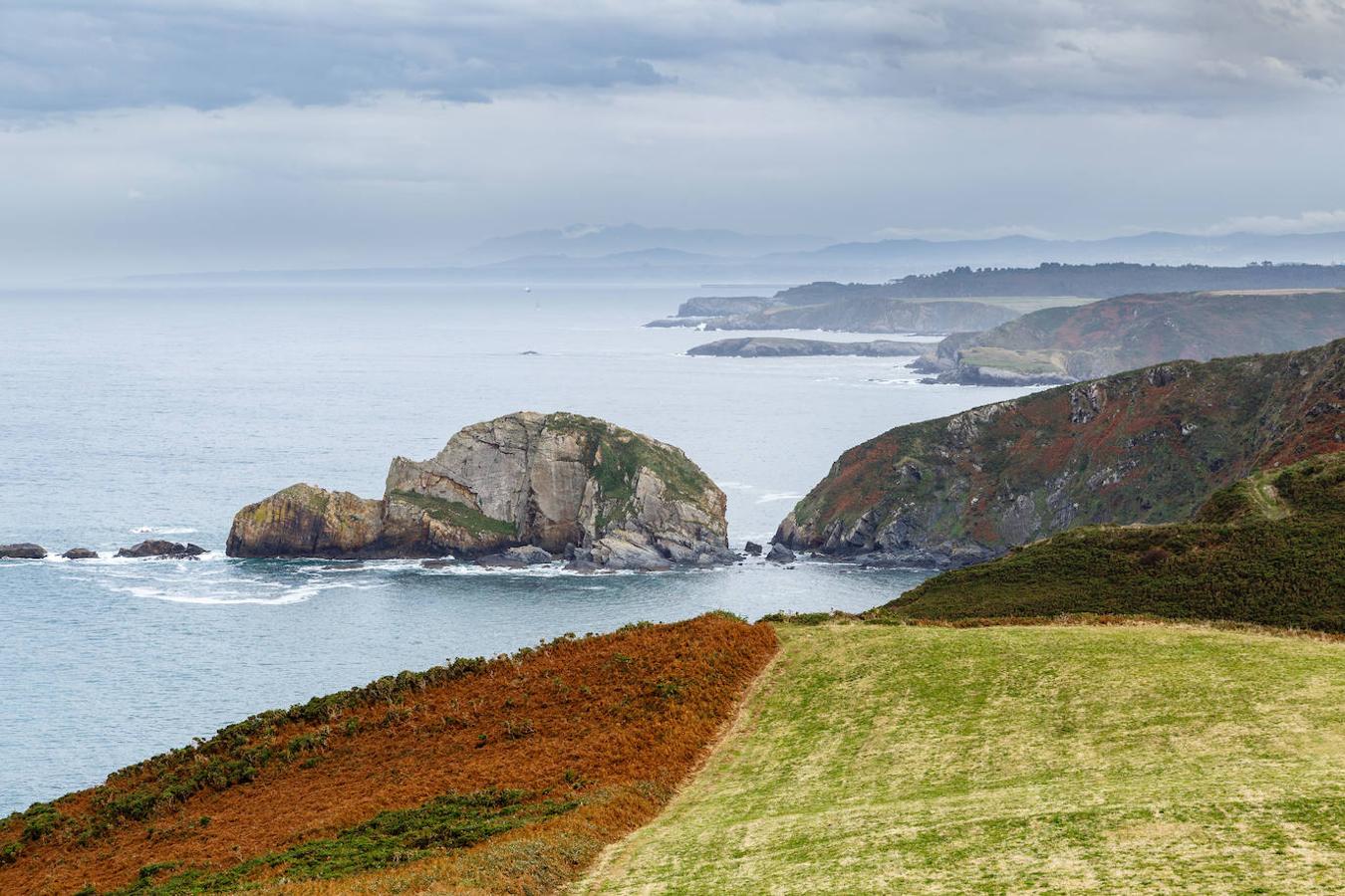 Cabo peñas: El Paisaje Protegido del Cabo Peñas situado en la zona central de la costa asturiana y localizado en una estrecha zanja litoral en el concejo de Gozón, es otro de esos lugares únicos de Asturias. En él no faltan los escarpados acantilados, sobre los que rompen las aguas del Cantábrico, conformando un conjunto de inigualable belleza. Desde él es posible contemplar pequeñas islas e islotes rocosos como La Erbosa, la segunda isla en extensión del principado. Este enclave natural fue declarado Paisaje Protegido en 1995.