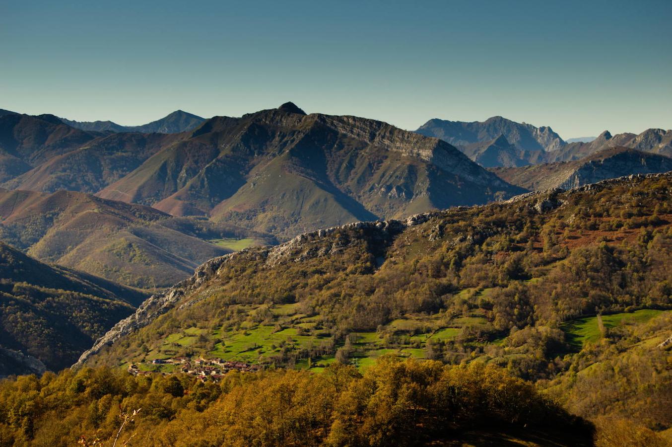 Parque Natural de Redes: El Parque Natural de Redes que comprende los concejos de Caso y Sobrescobio, se sitúa en el sector centro-oriental de la Cordillera Cantábrica, al sur de Asturias y comprende una superficie total de 37.803 hectáreas. Un territorio cuya espectacularidad y riqueza radica tanto en sus valores naturales como culturales, así como en el estado de conservación en el que se encuentran. Todo ello lo convirtieron en 1996 en Parque Natural y después en Reserva de la Biosfera por la UNESCO en septiembre de 2001.