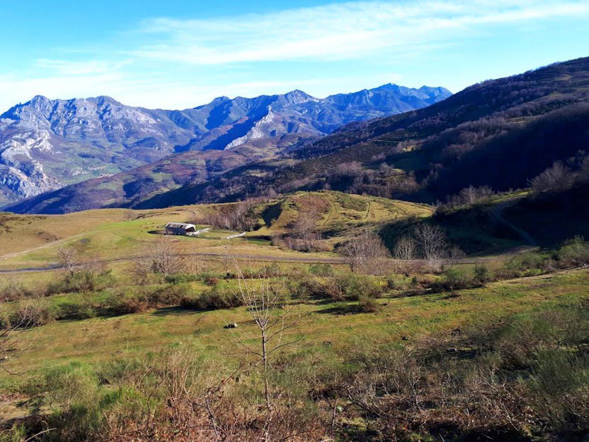 Puertos de Marabio: Por este Espacio Natural Protegido por la existencia de un peculiar complejo kárstico formado por dolinas y valles ciegos que lo dotan de un gran interés hidrogeológico, cruza un antiguo camino real que enlazaba con el Camín Real de la Mesa hacia León. Un espacio natural declarado Monumento Natural, en el que llama especialmente la atención las formas que el agua ha ido dejando sobre la roca caliza y cuyas praderías tradicionalmente se han venido utilizando como pastos de verano para el ganado. Un Monumento Natural que está incluido en el Paisaje Protegido del Pico Caldoveiro.