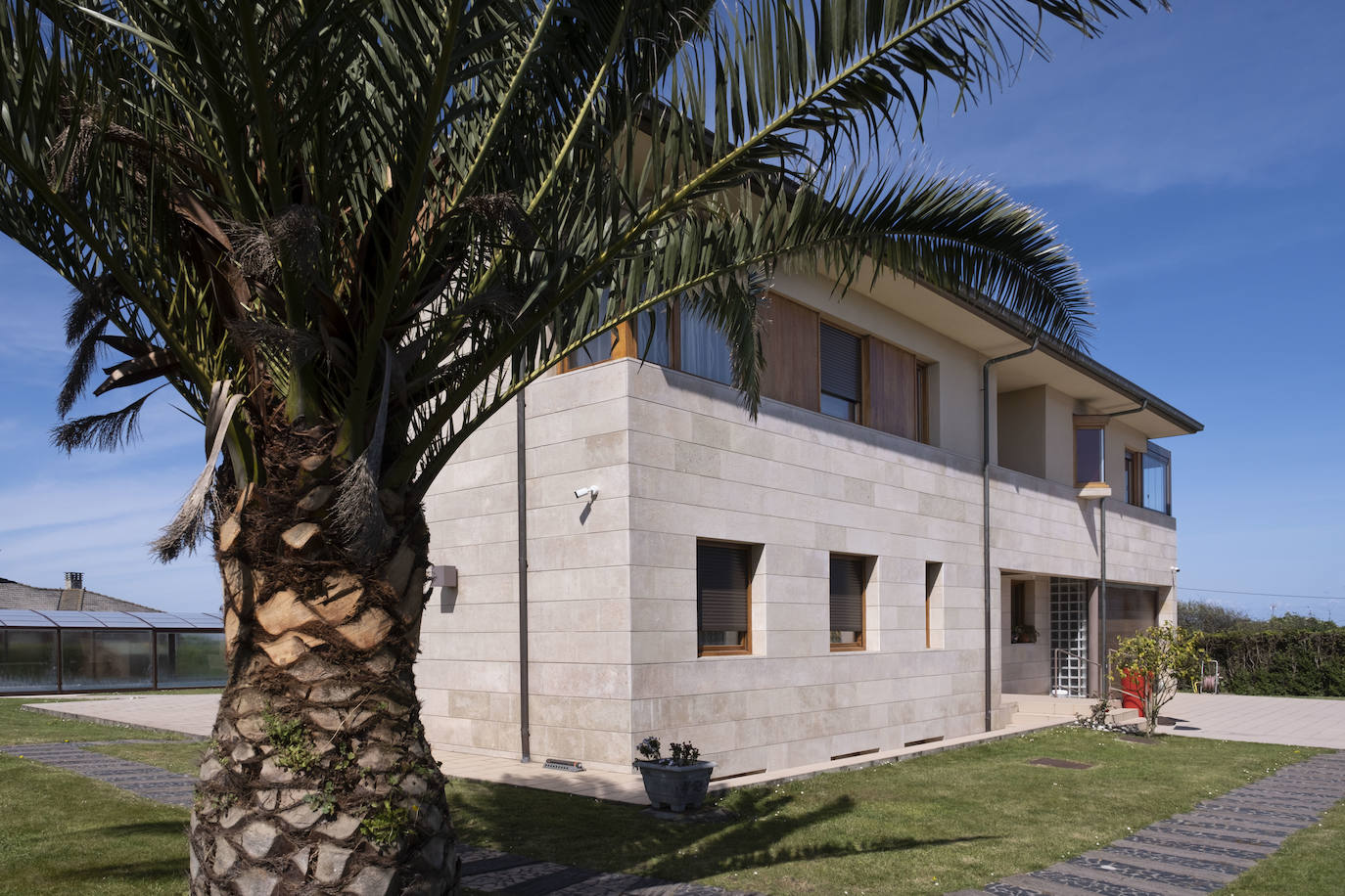 Frente al Cantábrico. Los propietarios de la sidrería El Restallu han invertido sus ahorros en la casa de sus sueños, un diseño arquitectónico concebido por Cosme Cuenca para disfrutar de las vistas al mar y a la montaña