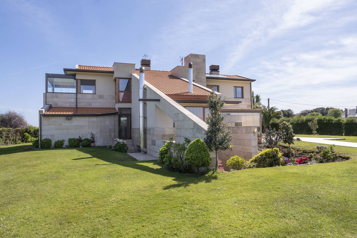 Frente al Cantábrico. Los propietarios de la sidrería El Restallu han invertido sus ahorros en la casa de sus sueños, un diseño arquitectónico concebido por Cosme Cuenca para disfrutar de las vistas al mar y a la montaña