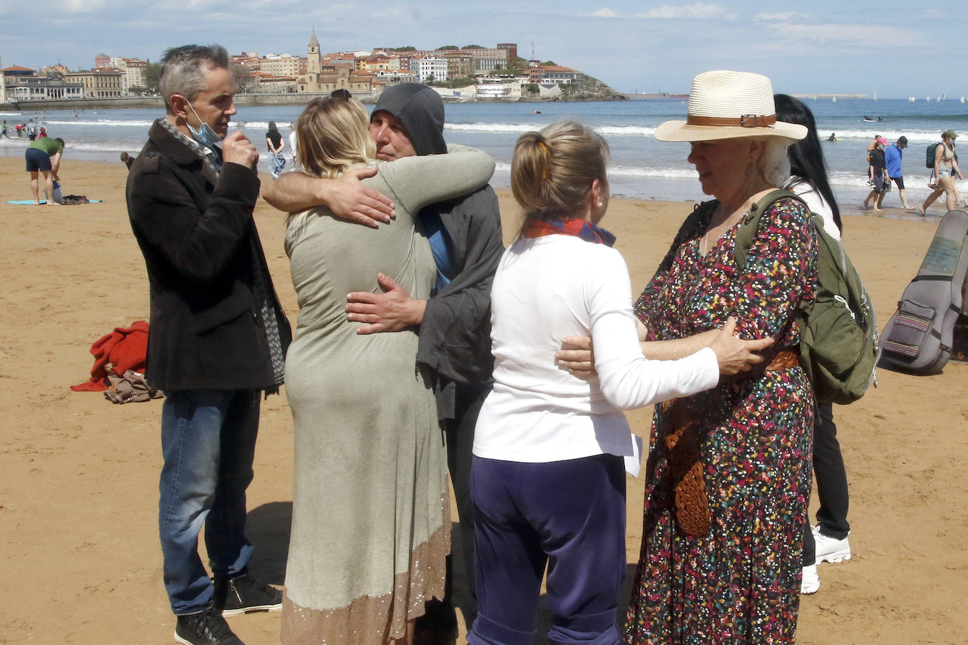 Amplio dispositivo policial en la mañana de este sábado en la playa de San Lorenzo para disolver a un grupo de personas que permanecía en el arenal sin mascarilla. Fueron obligados por los agentes a ponerse las protecciones.