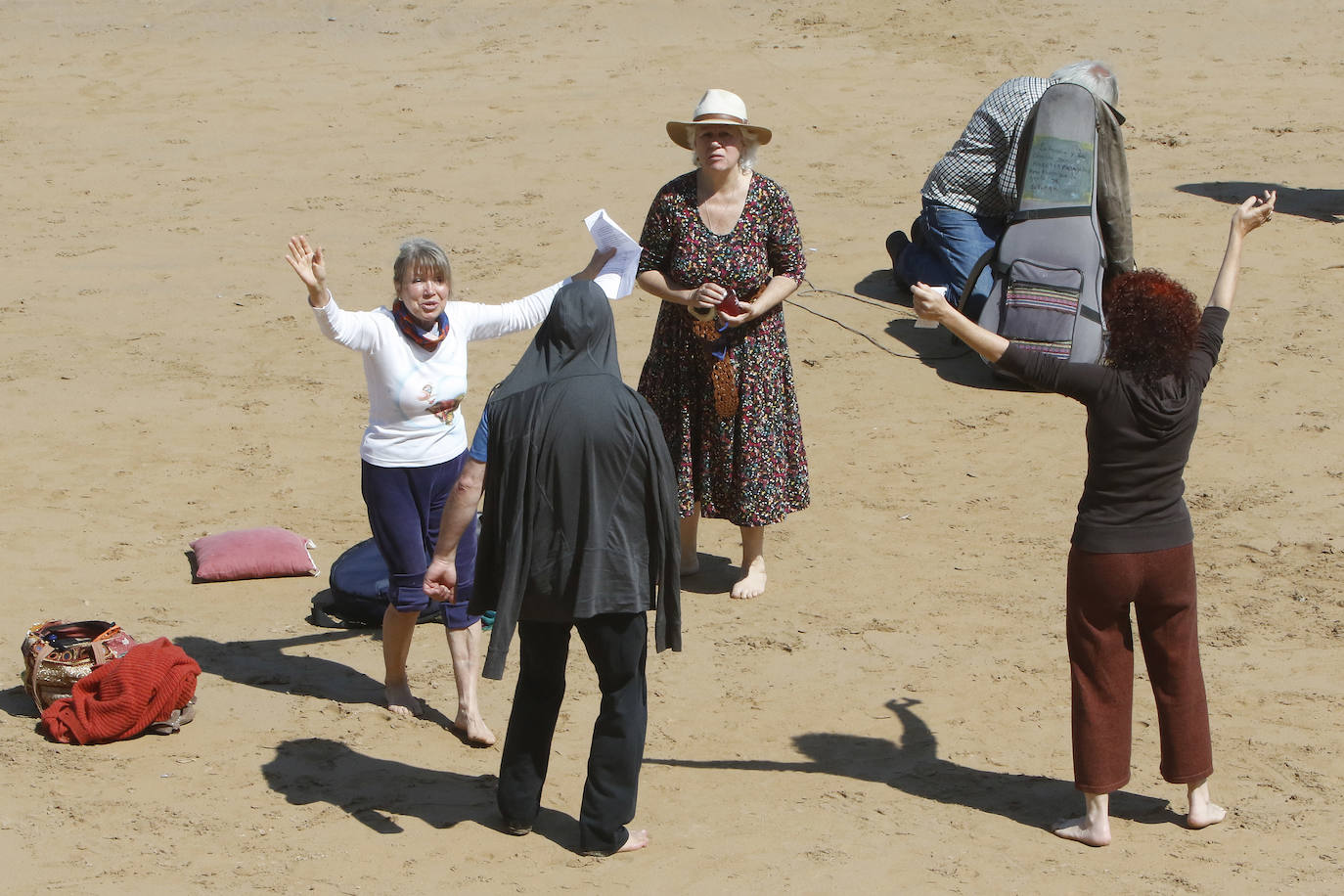 Amplio dispositivo policial en la mañana de este sábado en la playa de San Lorenzo para disolver a un grupo de personas que permanecía en el arenal sin mascarilla. Fueron obligados por los agentes a ponerse las protecciones.