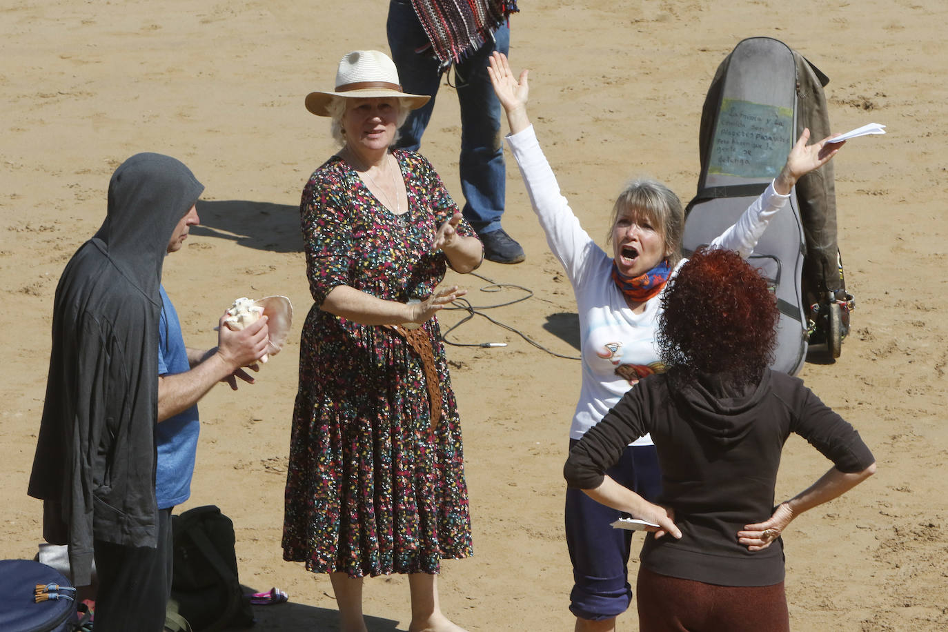 Amplio dispositivo policial en la mañana de este sábado en la playa de San Lorenzo para disolver a un grupo de personas que permanecía en el arenal sin mascarilla. Fueron obligados por los agentes a ponerse las protecciones.