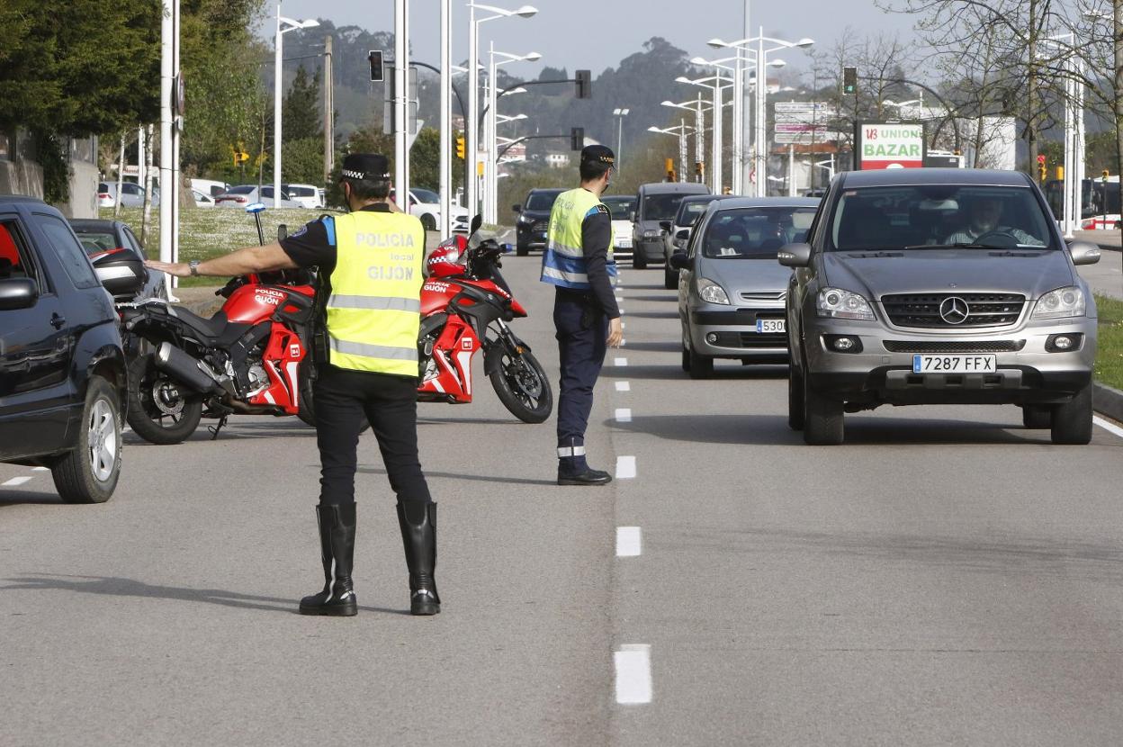 La Policía Local de Gijón controla los accesos a la ciudad durante el cierre perimetral del concejo. 