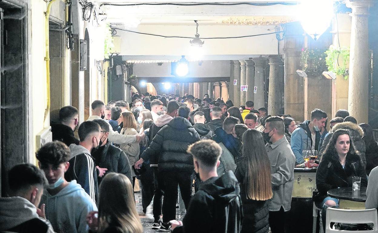 Aglomeraciones de jóvenes en Avilés