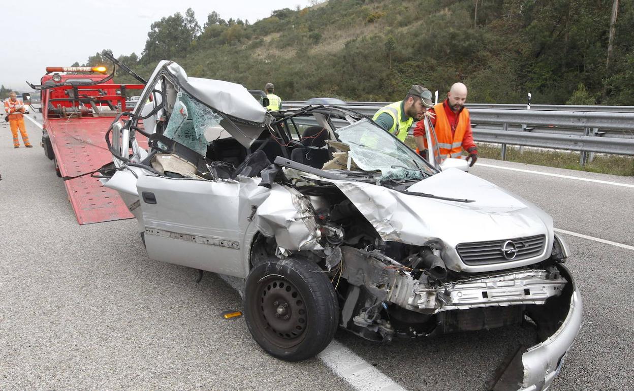 Un coche siniestrado en un accidente.