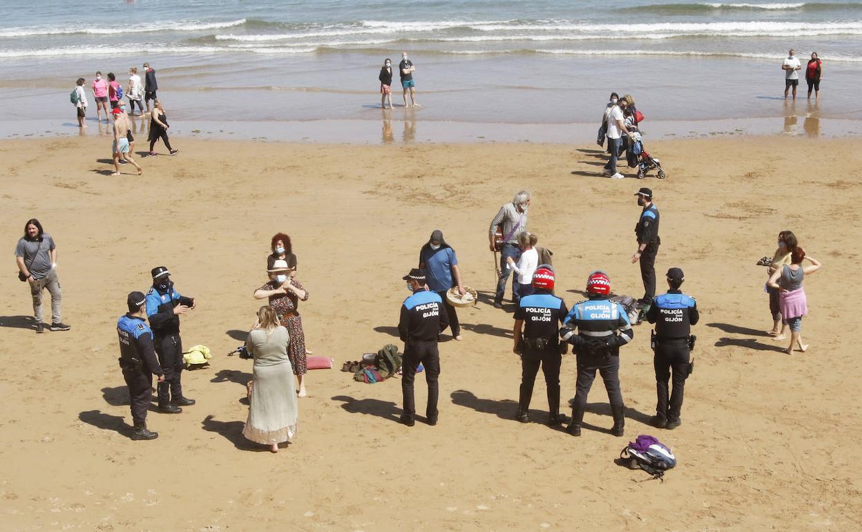 La intervención de la Policía Local de Gijón este sábado. 