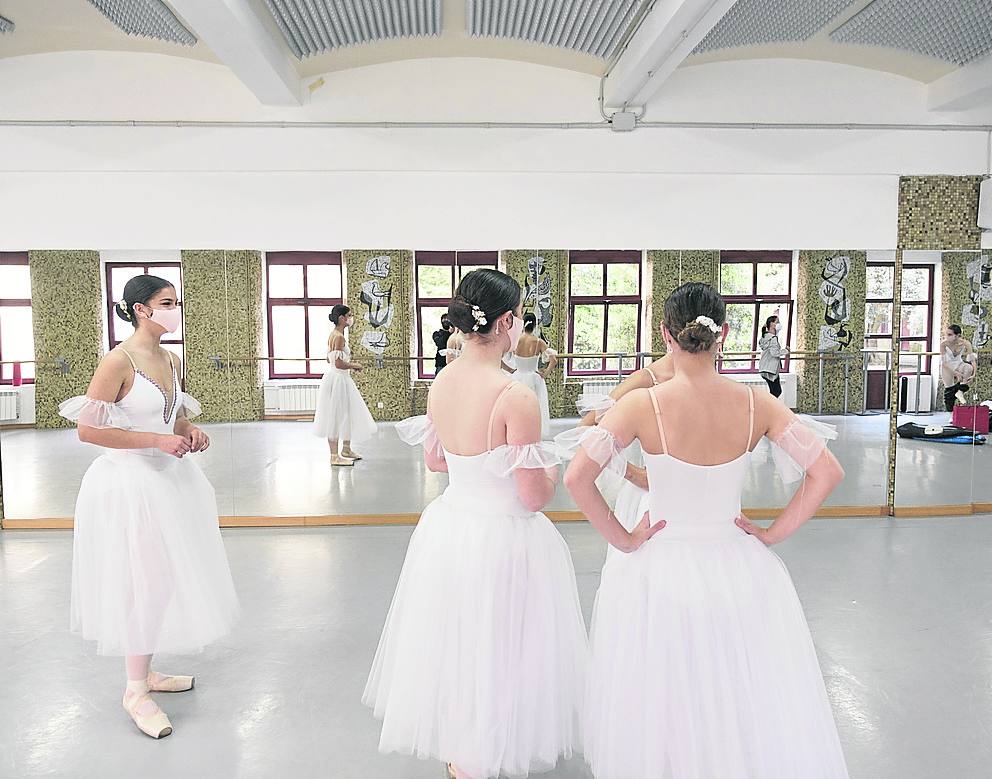 Con música y baile. El Conservatorio de Música y Danza ofrece enseñanzas completas superiores y profesionales de ambas disciplinas con una veintena de instrumentos. Un centenar de personas trabajan para dar formación a un millar de alumnos .