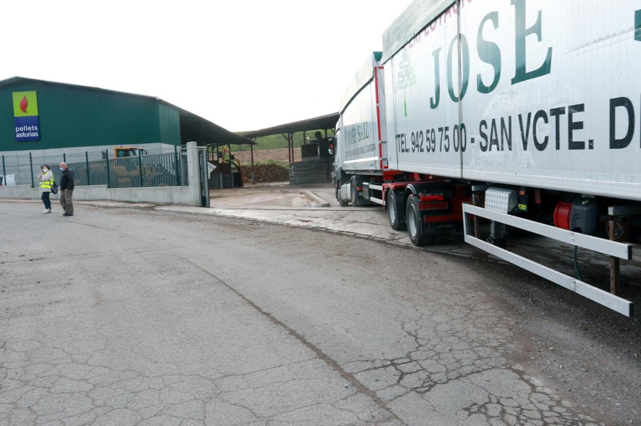 Los camiones de gran tonelaje sufren el trastorno de circular por vías maltrechas que retrasan sus portes y suponen un incremento de los costes en combustible. 